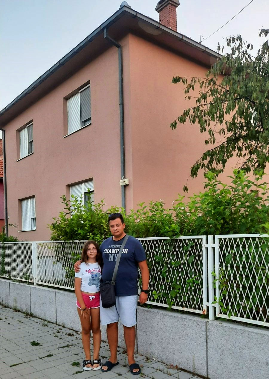 Rade Milenović sada ima više vremena za uživanje sa porodicom (na fotografiji sa ćerkom) jer nema više mukotrpnih i skupih priprema za grejnu sezonu čak i tokom leta. 